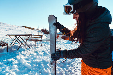 cleaning snowboard